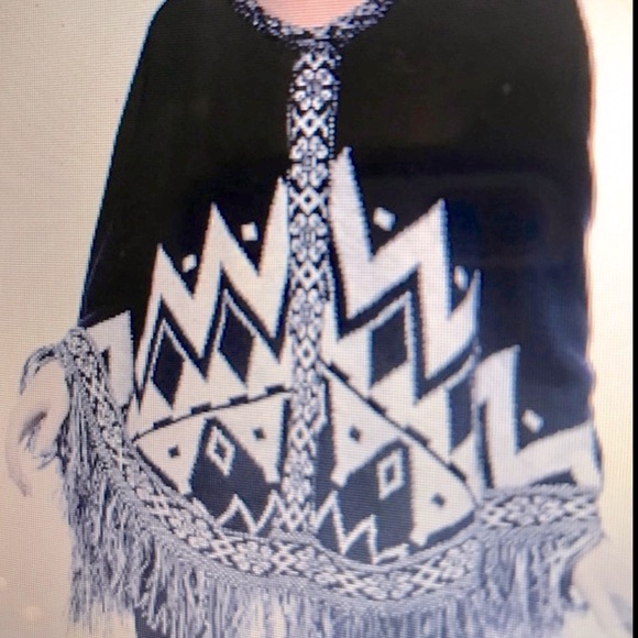 Black and White Reversible Shawl - Picture 2 of 3